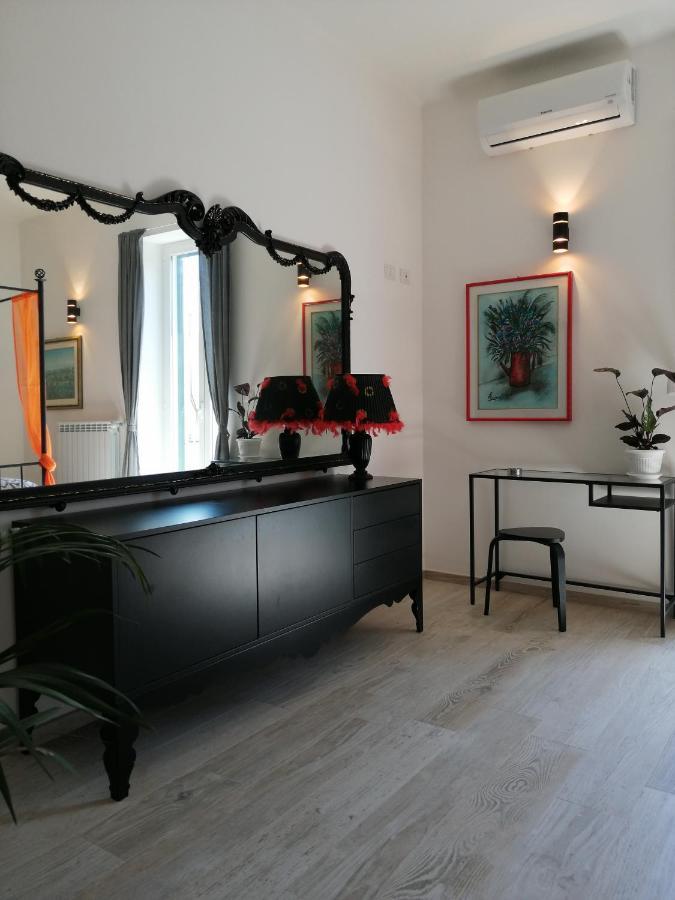Love Mirrors And Flowers - Affitti Brevi Italia Apartment Bari Bagian luar foto