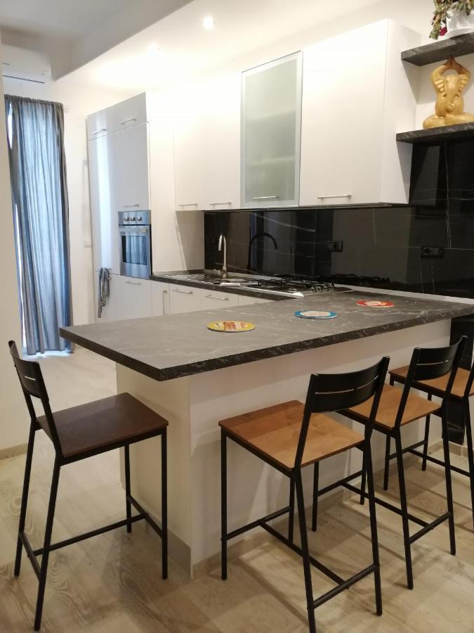 Love Mirrors And Flowers - Affitti Brevi Italia Apartment Bari Bagian luar foto