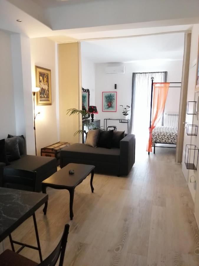 Love Mirrors And Flowers - Affitti Brevi Italia Apartment Bari Bagian luar foto